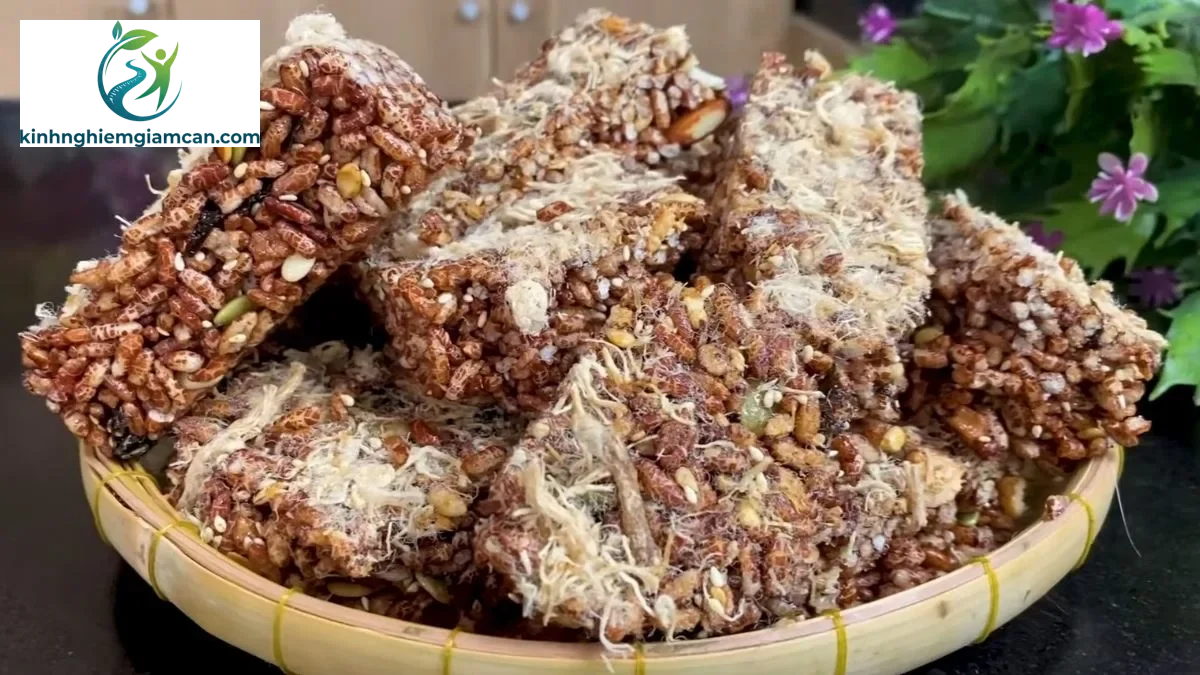 Gạo lứt rang làm nguyên liệu chính cho bánh cốm gạo lứt ăn kiêng